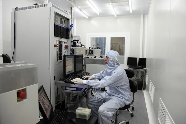 Sala limpia en el centro de investigación nuclear, epitaxia de haz molecular — Foto de Stock