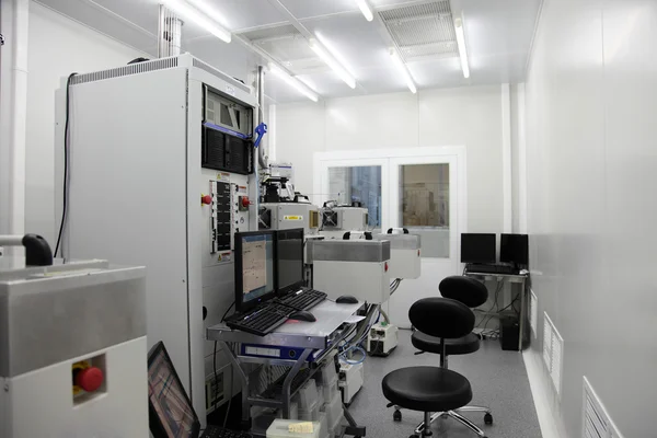 Sala limpia en el centro de investigación nuclear, epitaxia de haz molecular — Foto de Stock