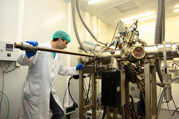 Sala limpia en el centro de investigación nuclear, epitaxia de haz molecular — Foto de Stock