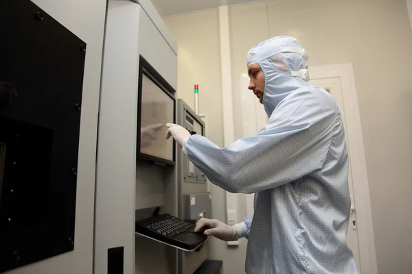 Sala limpia en el centro de investigación nuclear, epitaxia de haz molecular —  Fotos de Stock