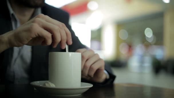 Mannens och kvinnans händer ta en kaffekoppar — Stockvideo