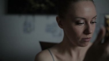 Göz makyaj sanatçısı kirpik makyaj uygulamak modellemek için 's.