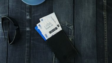 Passport ile kot arka plan üzerinde uçak bileti. uçan daire üzerinde yeşil elma