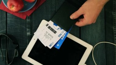 Passport ile kot arka plan üzerinde uçak bileti. uçan daire üzerinde yeşil elma