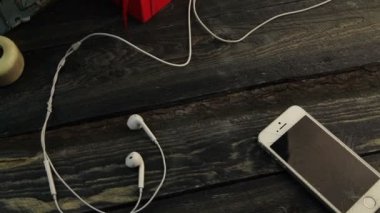 telefonu parçaladı, patenci, kulaklık, kırmızı bir kutu üzerinde karanlık bir tablo olduğunu