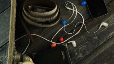 karanlık Masası, telefon, çeşitli renk şeker ve kulaklıklar