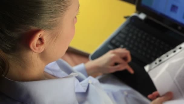 Menina bonita trabalha com documentos no computador — Vídeo de Stock