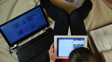 kameraya üstten, o beyaz bir gadget'ı çalışıyor