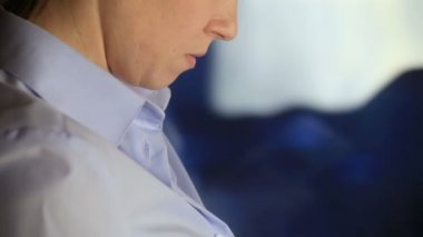 güzel kız tablet bilgisayarda çalışmak