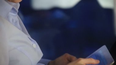 güzel kız tablet bilgisayarda çalışmak