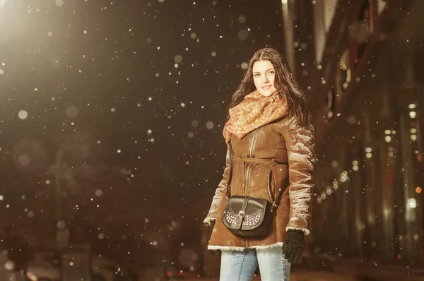Mujer hermosa en la noche de invierno — Foto de Stock