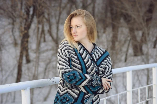 Retrato de una hermosa joven en jersey azul — Foto de Stock