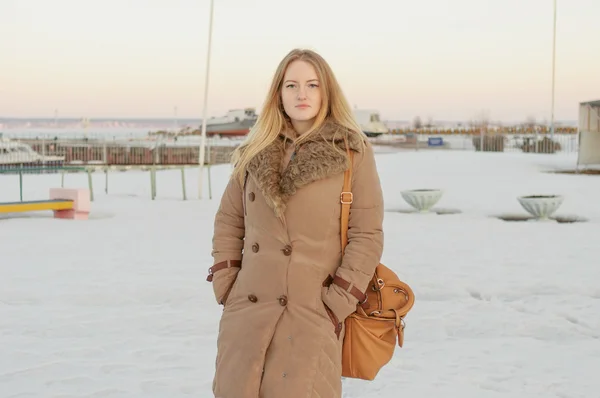 Belle fille en manteau marron avec sac — Photo