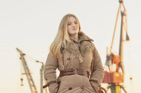 Ung kvinna som står vid havet Royaltyfria Stockfoton