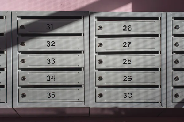 Γραμματοκιβώτιο μεταλλικό array τακτοποιημένο μέσα πολυκατοικιών — Φωτογραφία Αρχείου