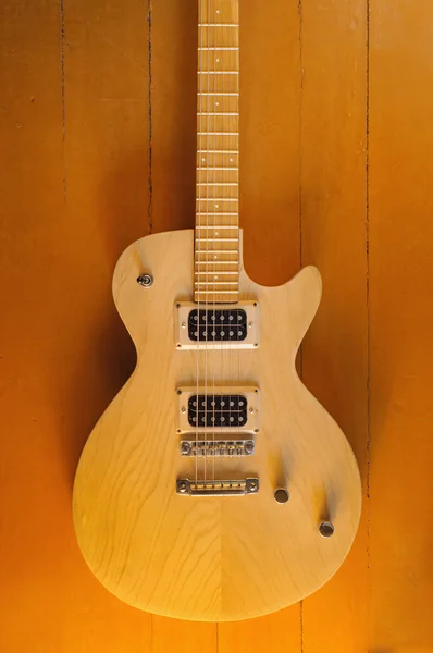 Elektryczna vintage gitara na drewniane tła — Zdjęcie stockowe