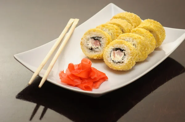 Kyckling sushi rulla på plat med pinnar Stockbild