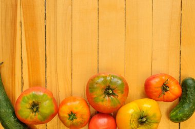 Hatıra domates ve salatalık rustik arka plan üzerinde