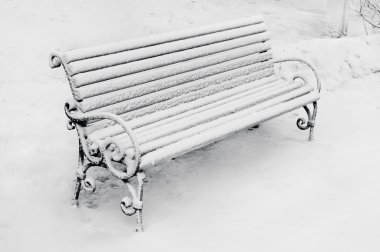 Kış karla kaplı park tezgah yakın çekim