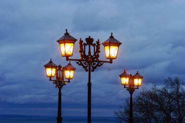 bir bulutlu gökyüzü arka plan üzerinde sokak ışık