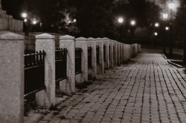 Şehir park sokak sokak ışıkları tarafından aydınlatılmış gece yürüyüş