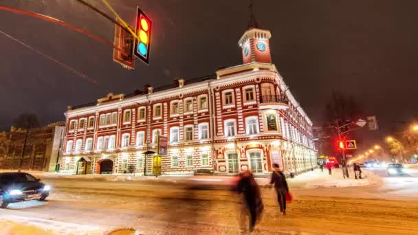 Городские перекрестки с светофорами в зимнюю погоду — стоковое видео