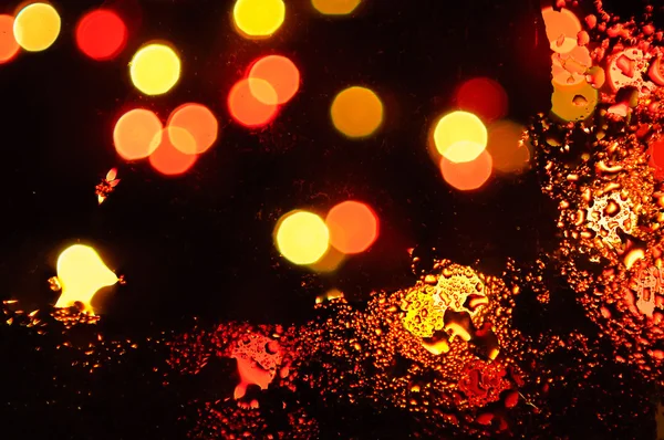 Fondo colorido con luces bokeh desenfocadas tomadas a través de una ventana sucia . — Foto de Stock