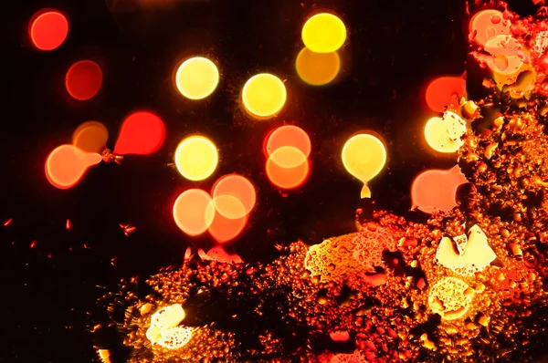 Ζωηρόχρωμο κλίμα με defocused bokeh φώτα που λαμβάνονται μέσω λερωμένο τζάμι. — Φωτογραφία Αρχείου