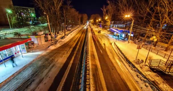 Autostrada z szybko jazda samochodami w zimowy wieczór miasta — Wideo stockowe