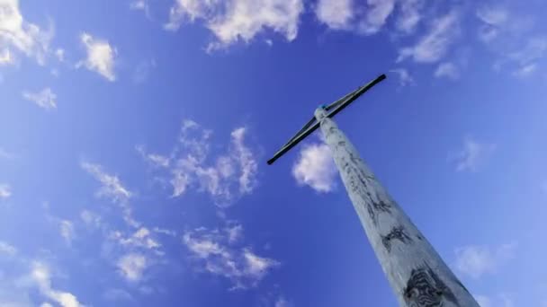 Sinal direcional de madeira no céu azul. Pólo direcional de madeira com uma seta em um céu azul com nuvens voadoras — Vídeo de Stock