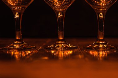 Üç bardak şampanya koyu arka plan karşı üst üste