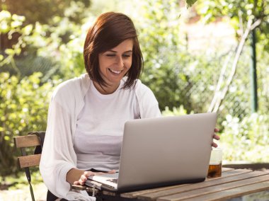 Gülümseyen genç kadın