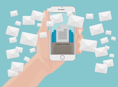 Smartphone birçok zarf iletilerden el ekran. E-posta pazarlama kavramı. Telefon tutarak.