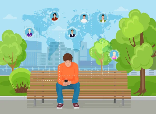 Молодой парень сидит в современном городском парке и пользуется смартфоном. СМС друзьям в разных частях мира . — стоковый вектор