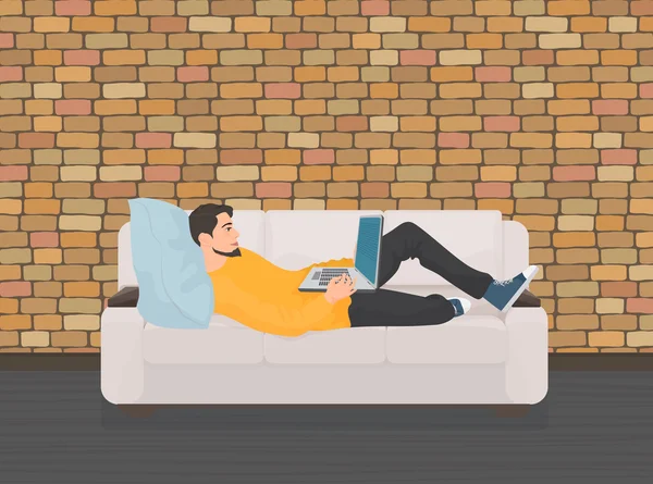 Ο άνθρωπος που βρίσκεται χαλαρώνοντας στον καναπέ καναπέ και χρησιμοποιώντας φορητό υπολογιστή. — Διανυσματικό Αρχείο