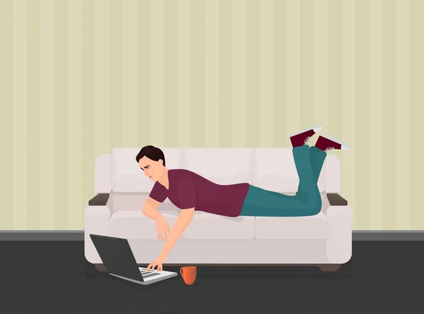 Ο άνθρωπος που βρίσκεται στον καναπέ καναπέ και χρησιμοποιώντας ένα φορητό υπολογιστή που βρίσκεται στο πάτωμα. — Διανυσματικό Αρχείο