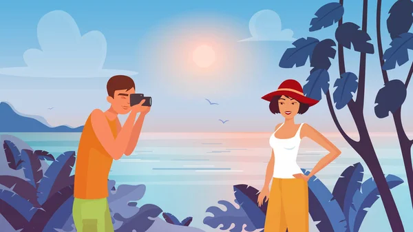Чоловік фотографує, тримає камеру, щоб зробити фотографію жінки на тропічному пляжі — стоковий вектор