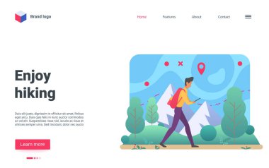 Gezintinin tadını çıkarın. İniş sayfası, dağ manzarasında yürüyen yürüyüşçü turist.