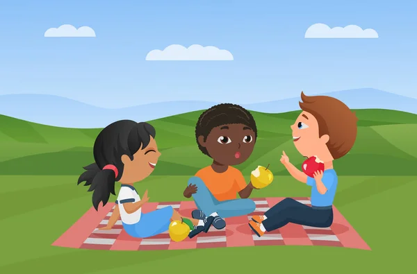 Los niños en el picnic en el paisaje de la naturaleza de verano, divertida chica niño feliz sentado en la manta — Vector de stock