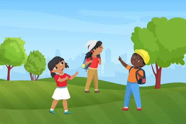 Happy dzieci piesze wycieczki w parku letnim krajobraz przyrody, przedszkola zabawny chłopiec dziewczyna piesze wycieczki — Wektor stockowy