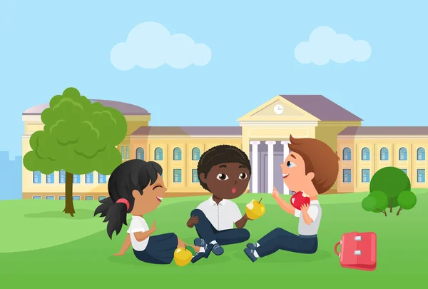 Los niños felices pasan un tiempo divertido juntos después de las clases de la escuela, sentados en el picnic en el césped — Archivo Imágenes Vectoriales