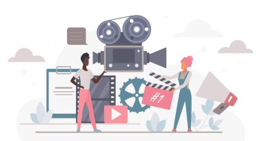 Kamera, alkış tahtası, film makarası ve çevrimiçi film üretimi ve yayın hizmetleri sunan dijital medya simgeleriyle yaratıcı film yapma süreci