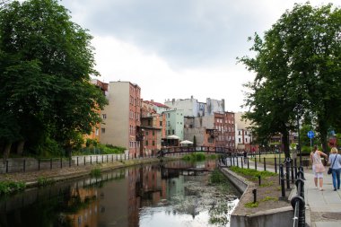 şehrin içinden akan nehir