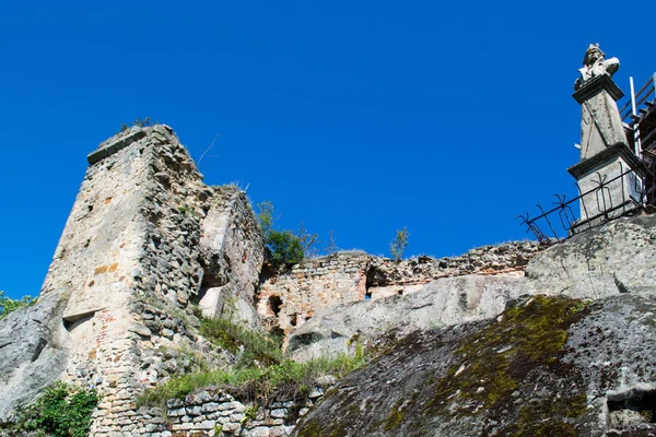 As ruínas de um castelo medieval — Fotografia de Stock