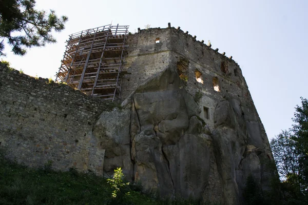 Le rovine di un castello medievale — Foto Stock