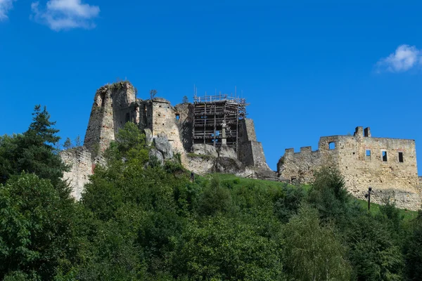 Руины средневекового замка — стоковое фото