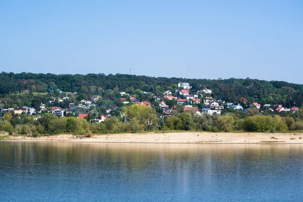Krajobraz wsi nad rzeką — Zdjęcie stockowe