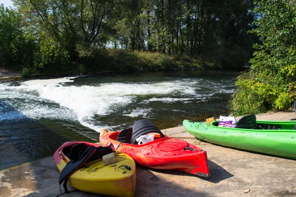Río salvaje con kayaks — Foto de Stock