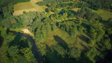Bir yaz günü, küçük vahşi bir nehrin üzerinde alçak uçuş, Grabia nehri, Polonya.