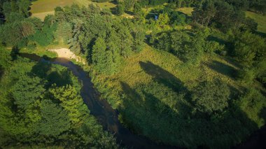 Bir yaz günü, küçük vahşi bir nehrin üzerinde alçak uçuş, Grabia nehri, Polonya.